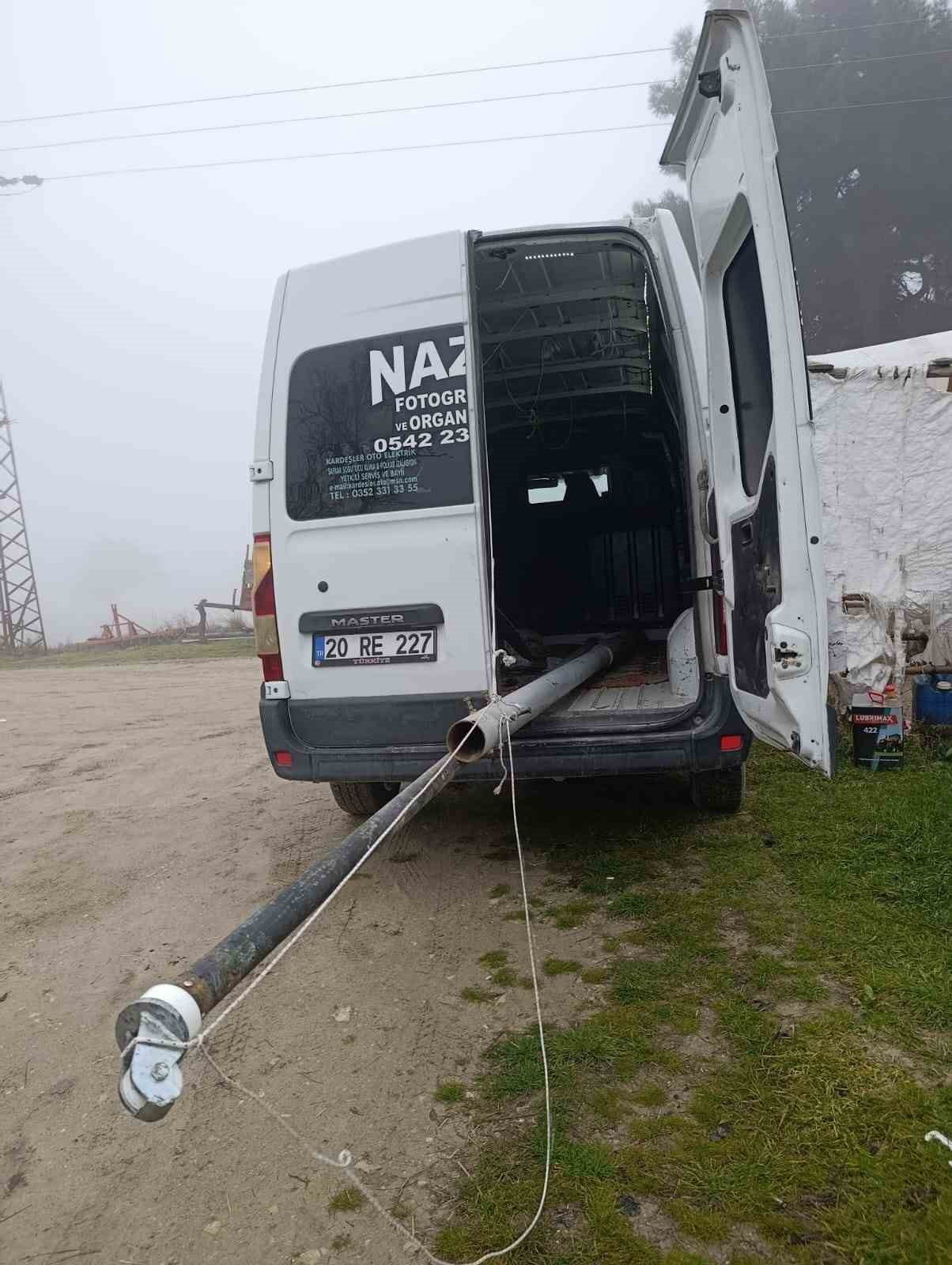 DENİZLİ’NİN BULDAN İLÇESİNDE KÖYÜN ZİRVESİNE BAYRAK DİKMEK İSTEYEN VATANDAŞ, YAPIP AŞAMASINDA...