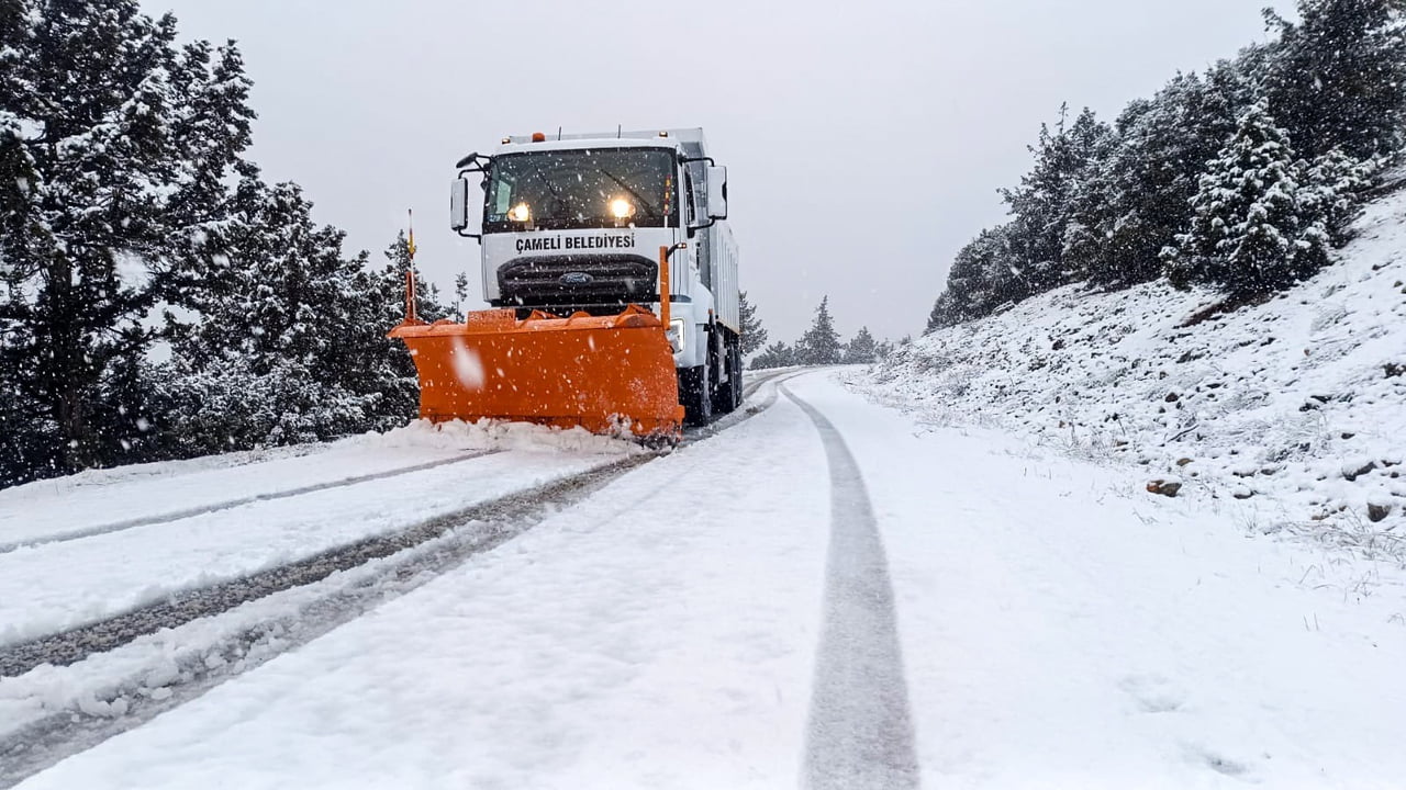 DENİZLİ’NİN ÇAMELİ İLÇESİNDE ETKİLİ OLAN KAR YAĞIŞININ ARDINDAN ÇAMELİ BELEDİYESİ FEN İŞLERİ...