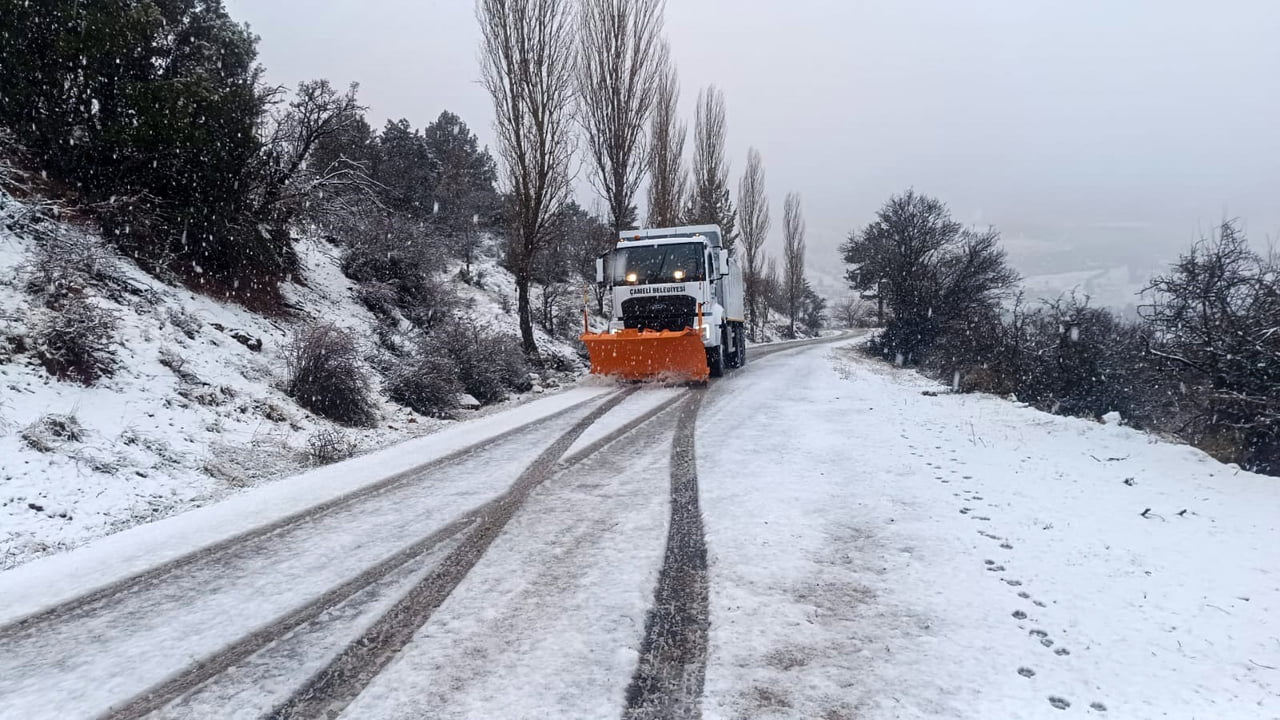 DENİZLİ’NİN ÇAMELİ İLÇESİNDE ETKİLİ OLAN KAR YAĞIŞININ ARDINDAN ÇAMELİ BELEDİYESİ FEN İŞLERİ...