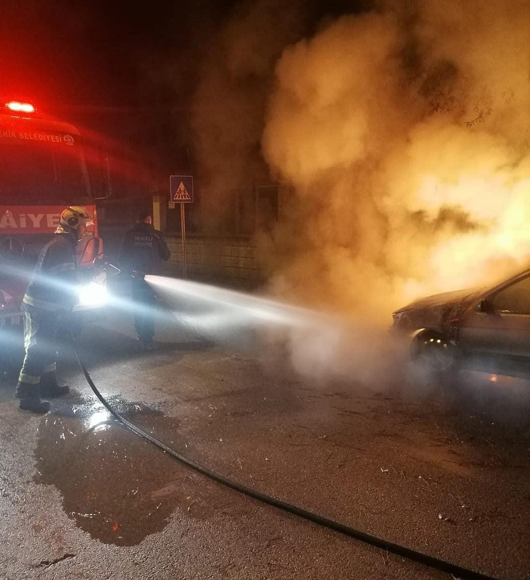 DENİZLİ’NİN SARAYKÖY İLÇESİDE PARK HALİNDE BULUNAN BİR OTOMOBİL, ÇIKAN YANGINDA ALEVLERE TESLİM...