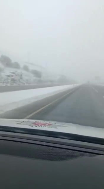 DENİZLİ’NİN YÜKSEK KESİMLERİNDE GECE SAATLERİNDE ETKİLİ OLAN KAR YAĞIŞI YOLLARI BEYAZA BÜRÜDÜ....