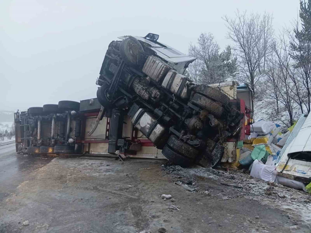 DEVRİLEN TIRA EKİPLERİN MÜDAHALEDE BULUNMASI