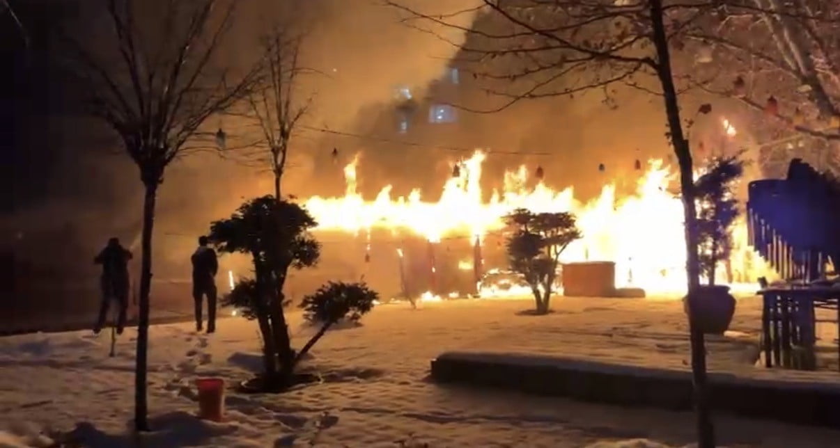 Dİ DİYARBAKIR’DA KAFEDE ÇIKAN YANGIN SÖNDÜRÜLDÜ