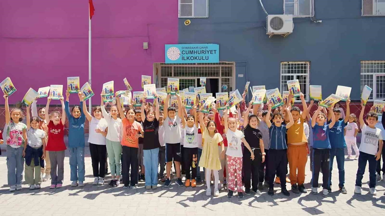 DİCLE ELEKTRİK 12 BİN ÇOCUĞA VE BİNDEN FAZLA ÇİFTÇİYE ULAŞIP FARKINDALIK EĞİTİMİ...