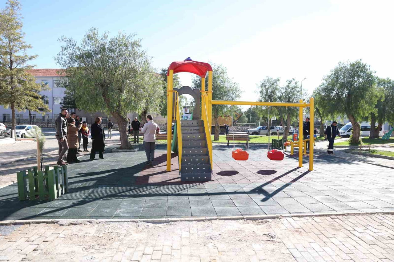 DİDİM BELEDİYE BAŞKANI HATİCE GENÇAY, YENİ YILIN İLK GÜNLERİNDE KENT GENELİNDE SÜRDÜRÜLEN BELEDİYE...