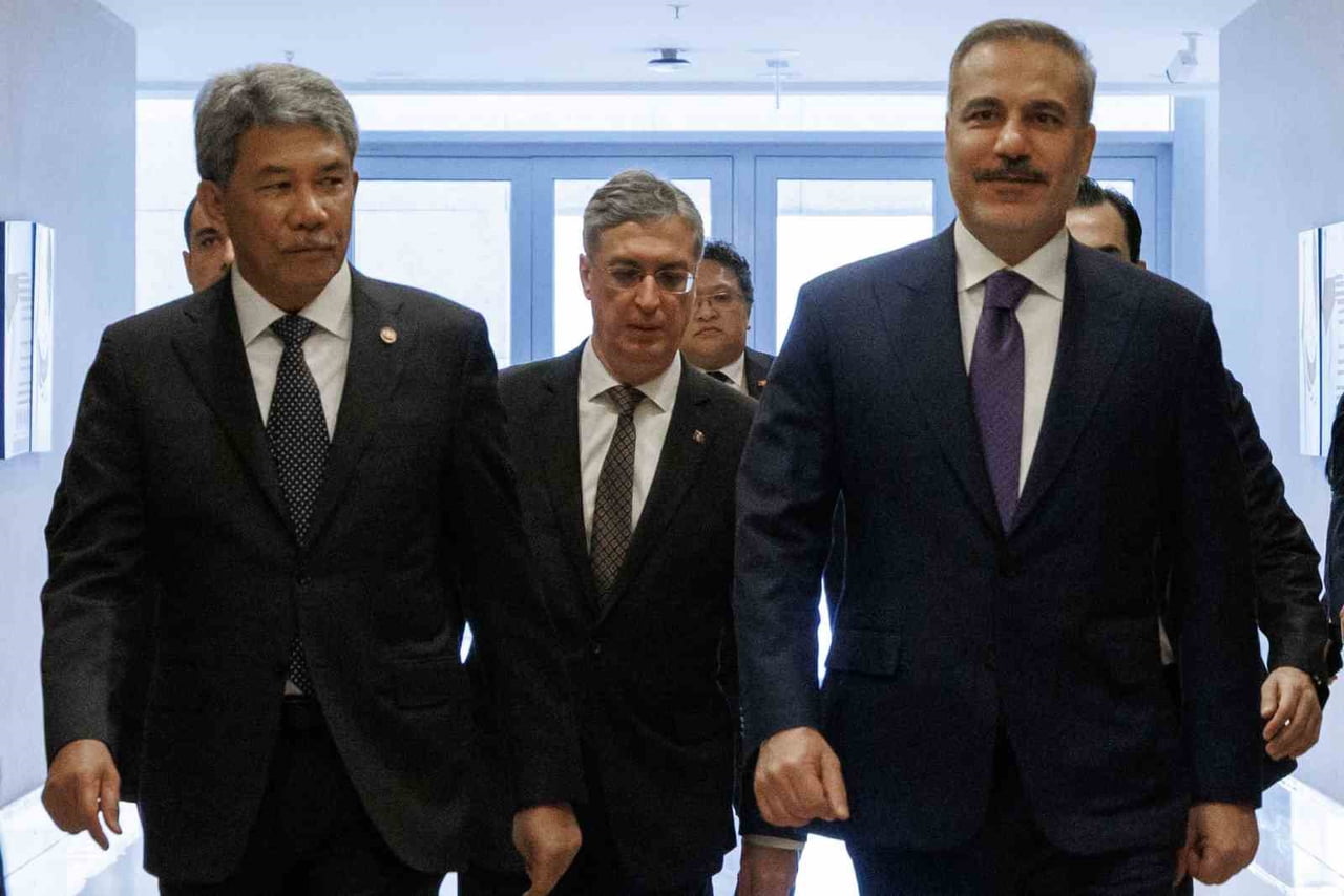 DIŞİŞLERİ BAKANI HAKAN FİDAN, MALEZYA BAŞBAKANI ENVER İBRAHİM VE MALEZYA DIŞİŞLERİ BAKANI MOHAMED...