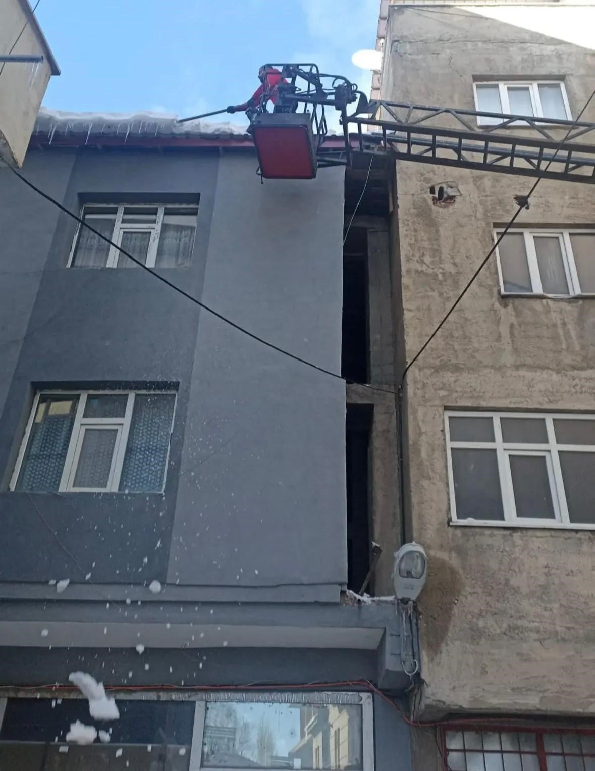 DİYADİN BELEDİYESİ İTFAİYE MÜDÜRLÜĞÜNE BAĞLI EKİPLER, KIŞ MEVSİMİNİN SERT GEÇTİĞİ İLÇEDE...