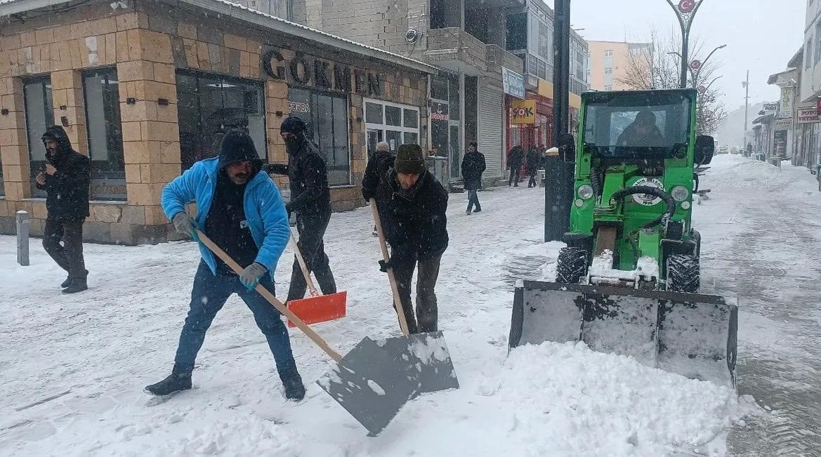 DİYADİN’DE MAHALLE VE CADDELER AÇILDI