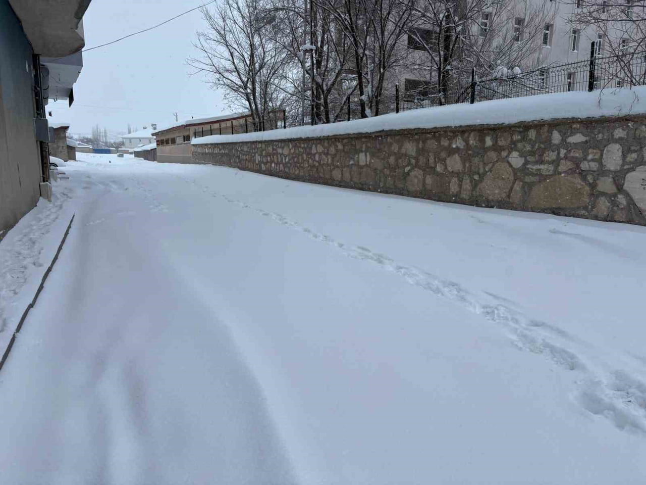 DİYADİN’DE YOĞUN KAR YAĞIŞI HAYATI OLUMSUZ ETKİLİYOR