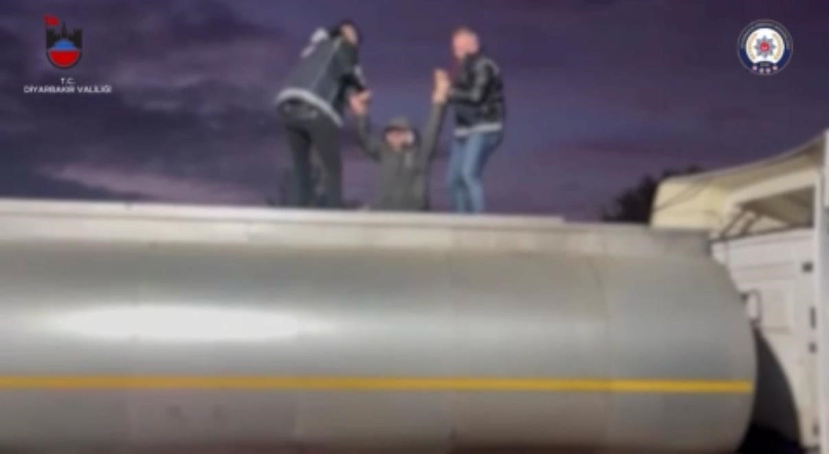 DİYARBAKIR'DA ATIK TANKERİ İÇİNDE AFGANİSTAN UYRUKLU 32 DÜZENSİZ GÖÇMEN YAKALANIRKEN, 5...