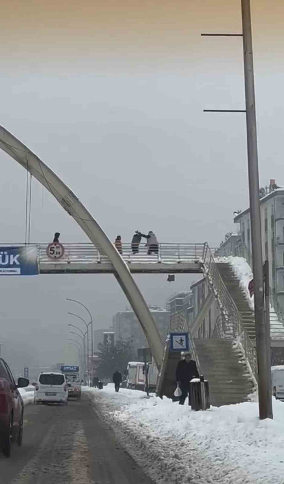 DİYARBAKIR'DA BİR ŞAHIS, ÜST GEÇİTTE ÇIKARAK ÇOCUKLARI ÖLDÜRESİYE DÖVDÜĞÜ ANLAR CEP TELEFONU...