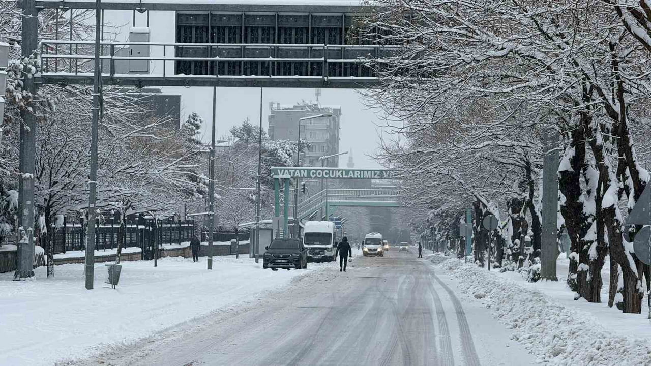 DİYARBAKIR'DA DÜN GECEDEN YAĞMAYA BAŞLAYAN KAR YAĞIŞI ETKİSİNİ SÜRDÜRÜRKEN, UÇAK SEFERLERİ İPTAL...