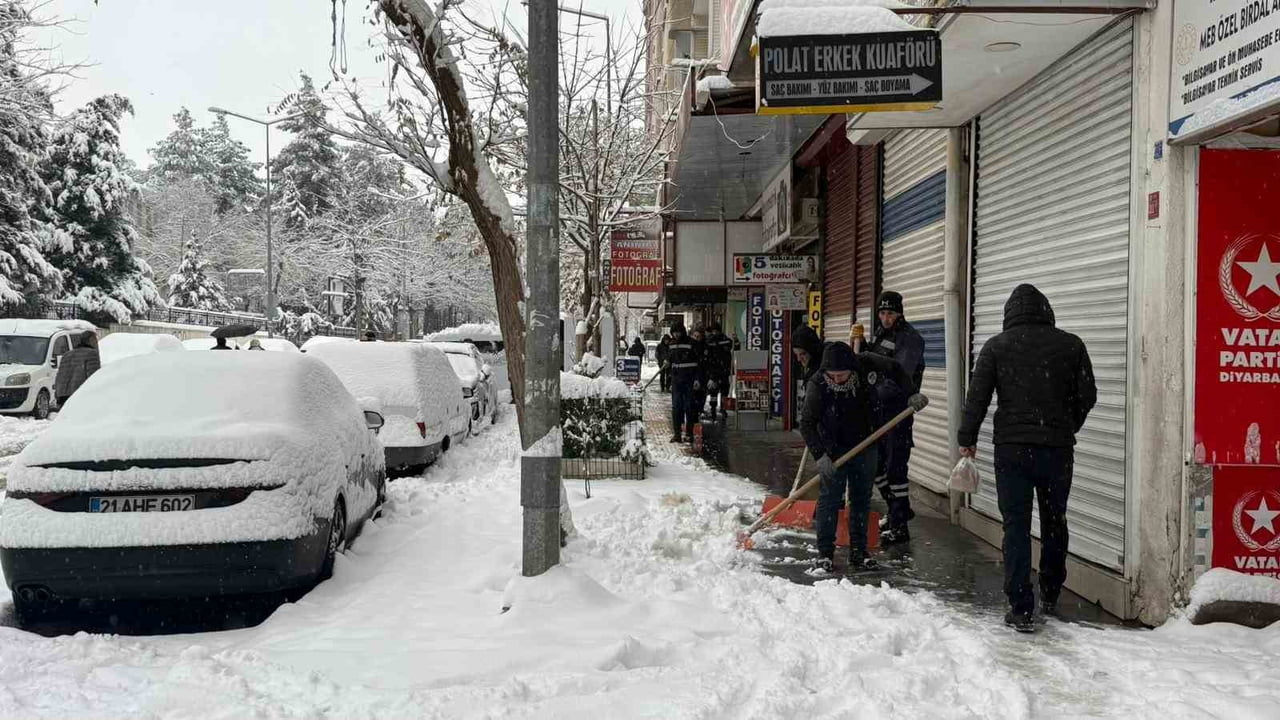 DİYARBAKIR'DA DÜN GECEDEN YAĞMAYA BAŞLAYAN KAR YAĞIŞI ETKİSİNİ SÜRDÜRÜRKEN, UÇAK SEFERLERİ İPTAL...