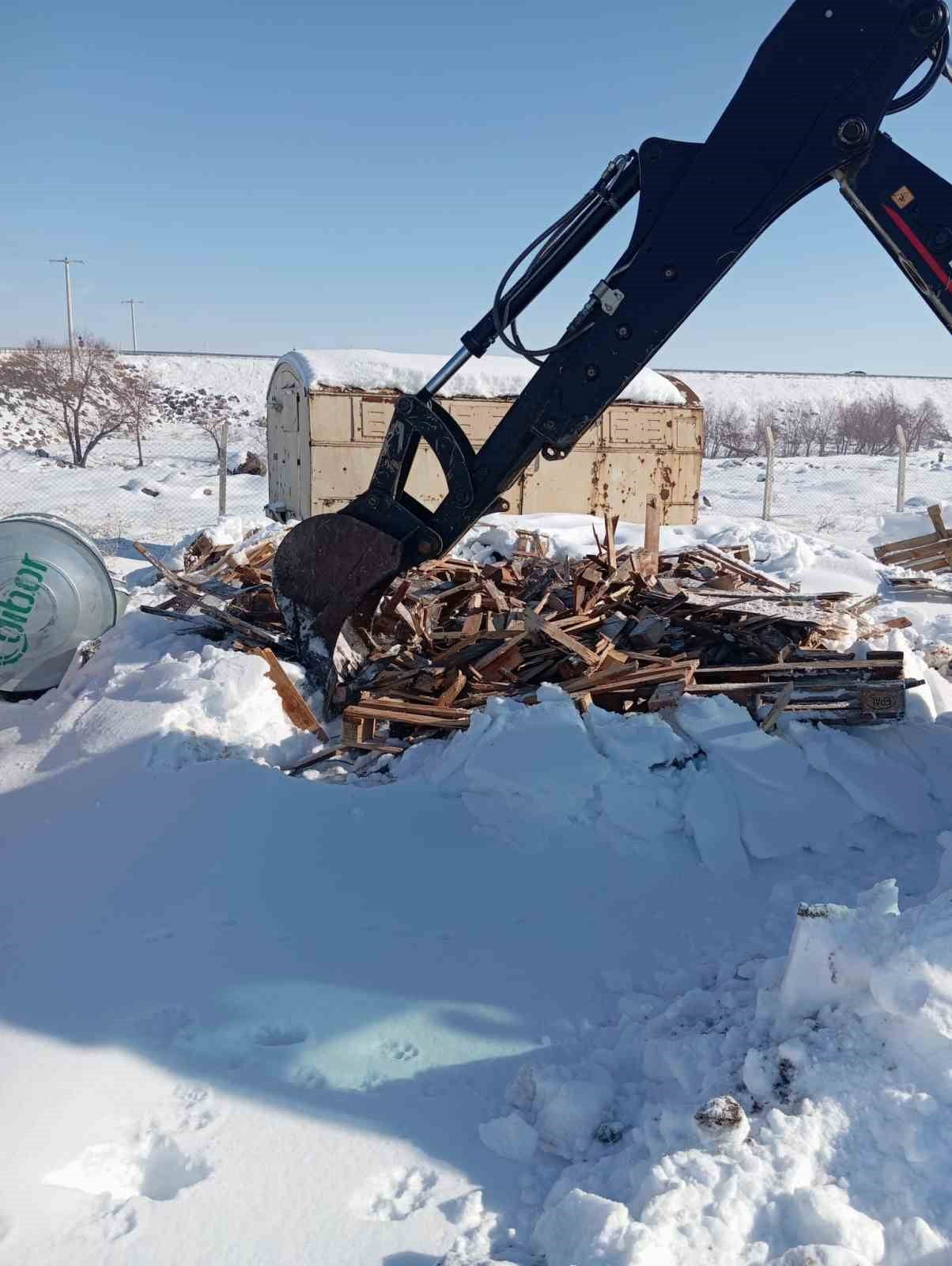 DİYARBAKIR'DA EĞİL BELEDİYESİ EKİPLERİ, BİR OKUL İÇİN ODUN VE PALET KIRARAK SICAK ORTAM...
