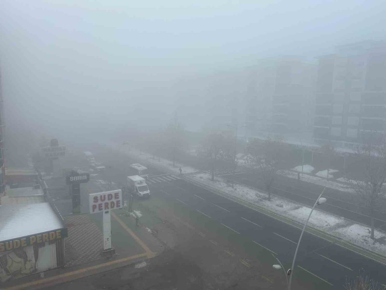 DİYARBAKIR'DA ETKİLİ OLAN YOĞUN SİS, HAYATI OLUMSUZ ETKİLEDİ. GÖRÜŞ MESAFESİ YER YER 10 METREYE...