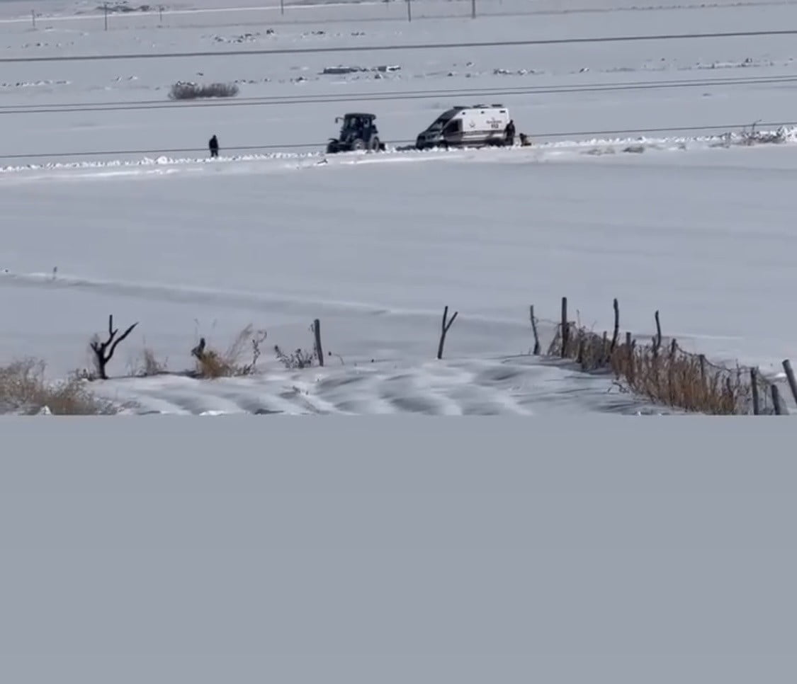 DİYARBAKIR'DA KARA SAPLANAN AMBULANS, KÖYLÜLER TARAFINDAN ÇIKARTILDI