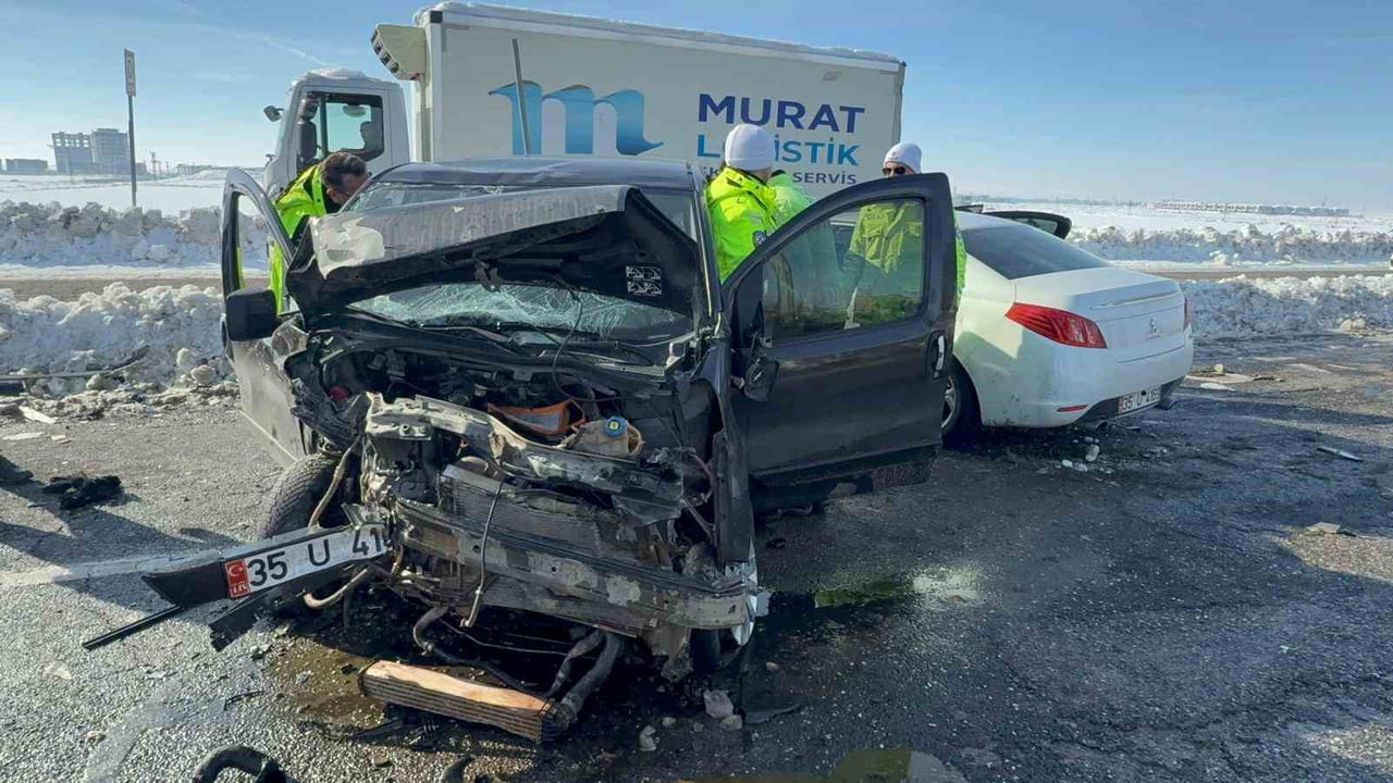 DİYARBAKIR'DA KAYGANLAŞAN YOLDA HAFİF TİCARİ ARAÇ İLE OTOMOBİLİN ÇARPIŞMASI SONUCU MEYDANA GELEN...