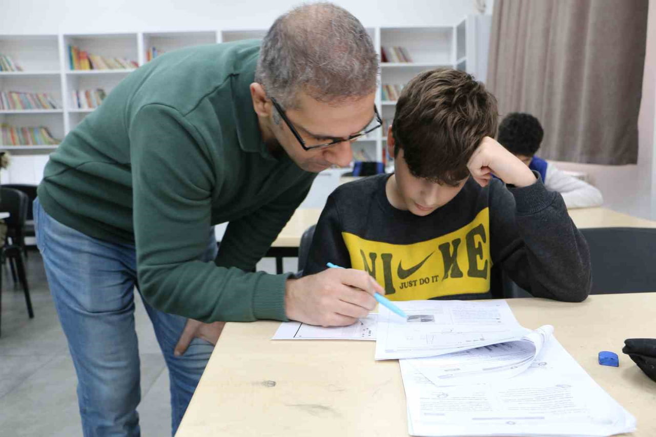 DİYARBAKIR'DA ÖĞRETMENLER, OKUL KÜTÜPHANESİNDE LGS'YE HAZIRLANAN ÖĞRENCİLERE DESTEK OLMAK İÇİN...