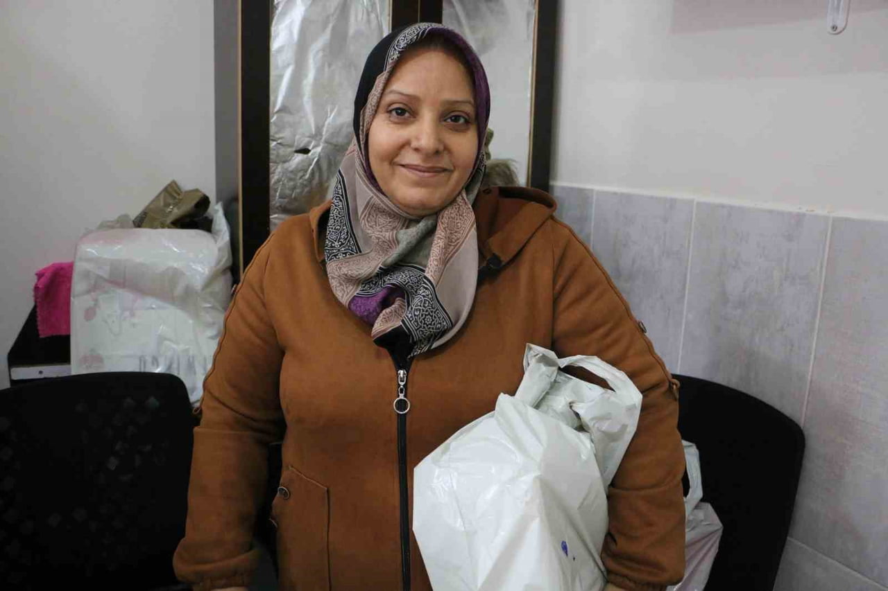 DİYARBAKIR'DA SOSYAL MEDYA ÜZERİNDEN GELEN YARDIMLARLA İHTİYAÇ SAHİBİ ÇOCUKLARIN AYAKKABI VE MONT...