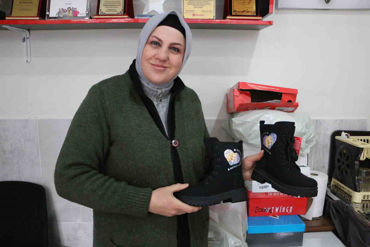 DİYARBAKIR'DA SOSYAL MEDYA ÜZERİNDEN GELEN YARDIMLARLA İHTİYAÇ SAHİBİ ÇOCUKLARIN AYAKKABI VE MONT...