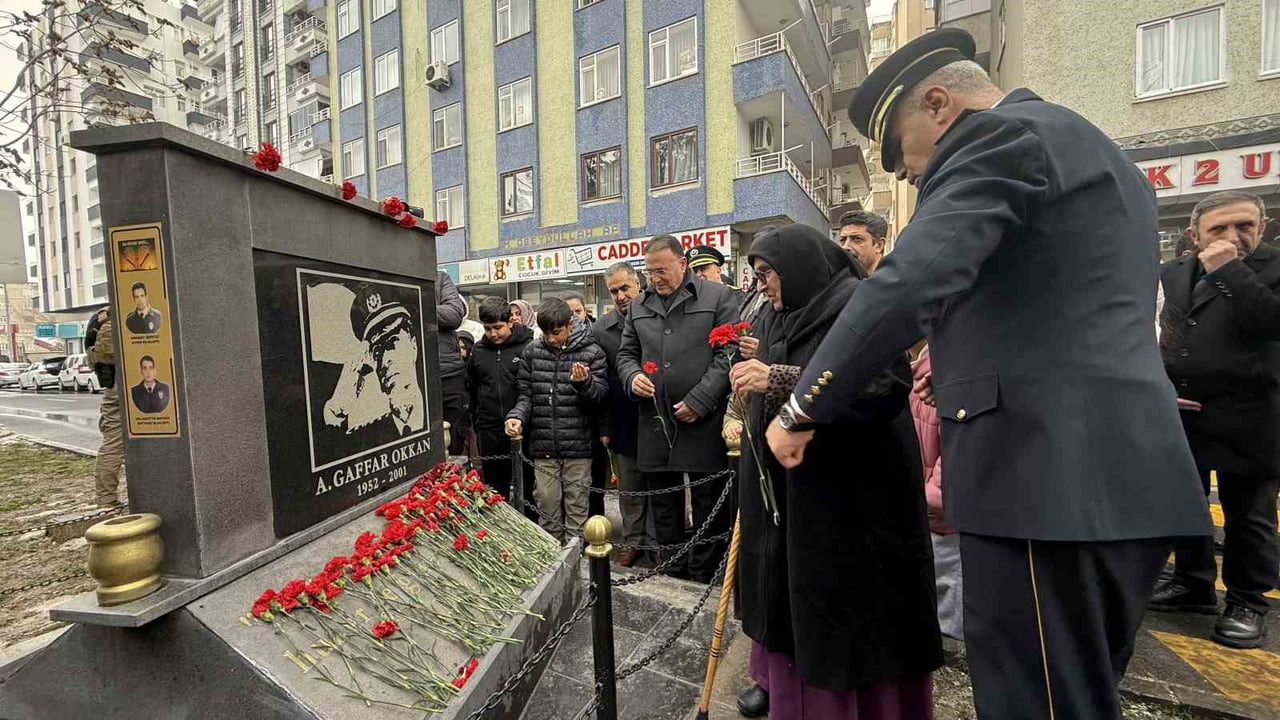 DİYARBAKIR'DA UĞRADIĞI SALDIRIDA BERABERİNDEKİ 5 SİLAH ARKADAŞIYLA ŞEHİT OLAN EMNİYET MÜDÜRÜ ALİ...
