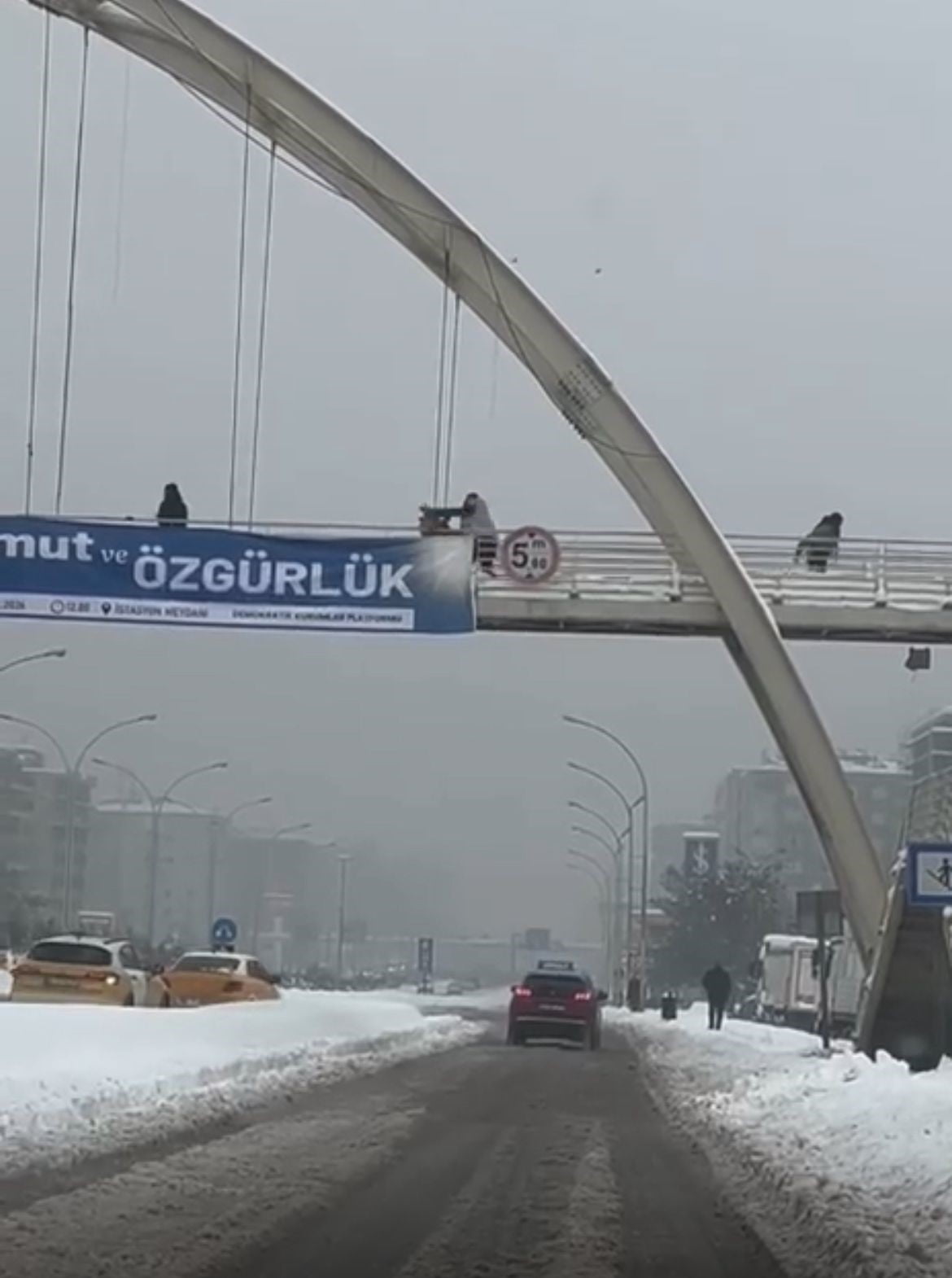 DİYARBAKIR'DA ÜST GEÇİTTE KAR TOPU ATTIKLARI İLERİ SÜRÜLEREK 3 ÇOCUĞU DARP EDEN ŞAHIS GÖZALTINA...