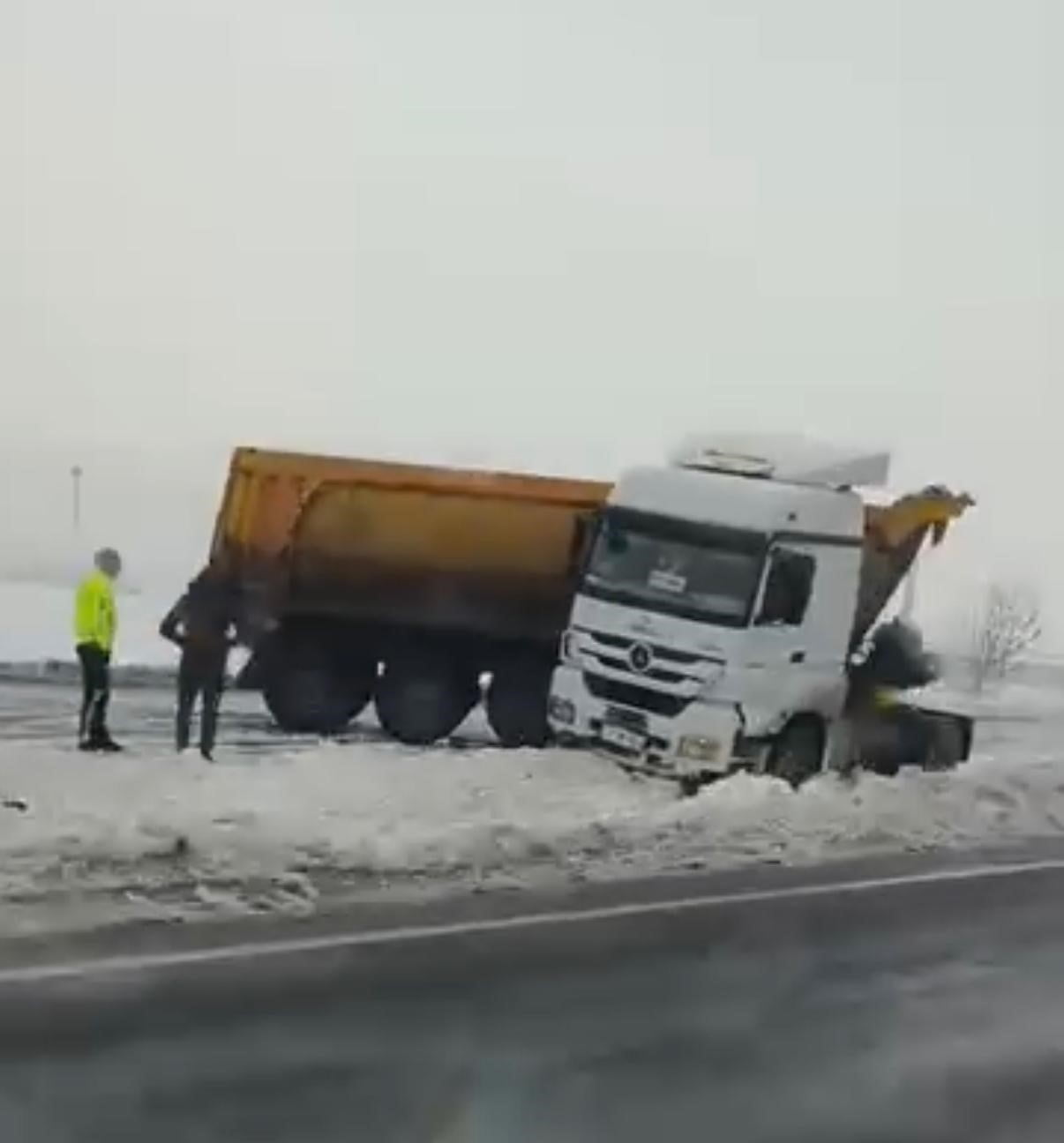 DİYARBAKIR'IN BİSMİL İLÇESİNDE AYNI GÜZERGAHTA 5 ARAÇ KAZAYA KARIŞTI.