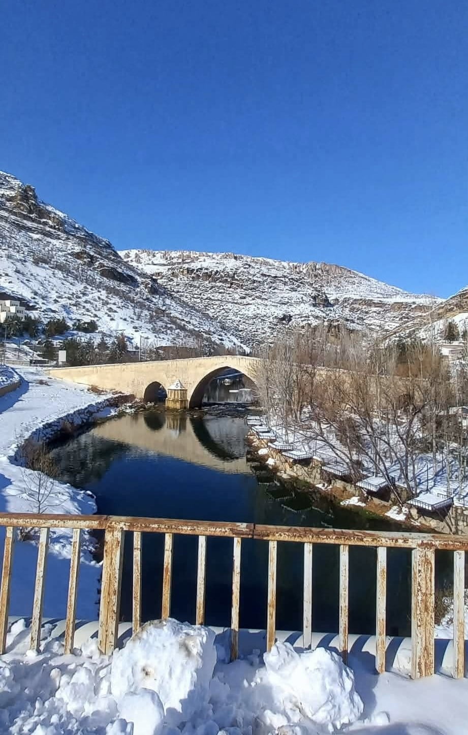 DİYARBAKIR'IN ÇERMİK İLÇESİNDE BULUNAN ARTUKLU ESERİ TARİHİ HABURMAN KÖPRÜSÜ, İLK GÜNKÜ İHTİŞAMI...