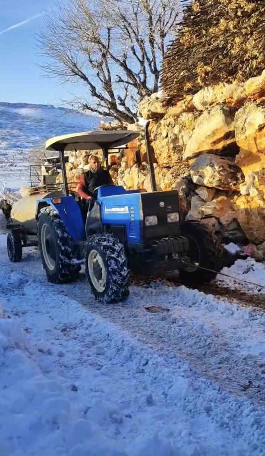 DİYARBAKIR'IN ÇERMİK İLÇESİNDE HAVA SICAKLIĞI -15’İ GÖRÜNCE SULAR DONDU. HALAT YARDIMIYLA...