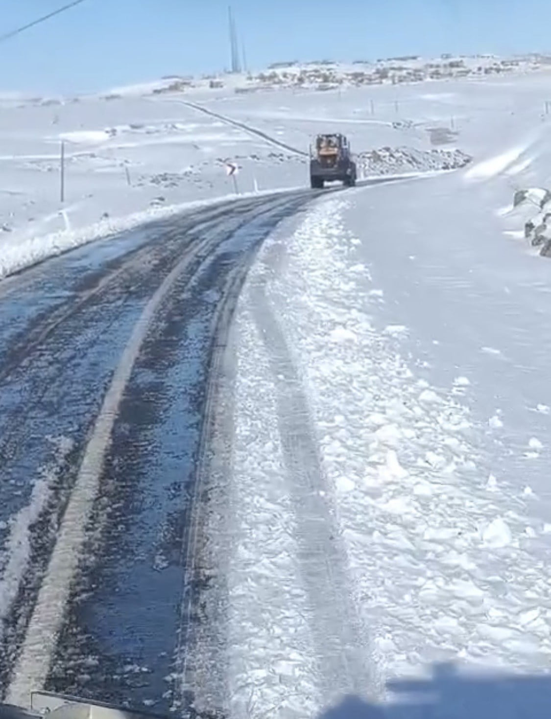 DİYARBAKIR'IN ÇERMİK İLÇESİNDE KAR YAĞIŞI NEDENİYLE KAPANAN BAĞLANTI YOLLARI ULAŞIMA...