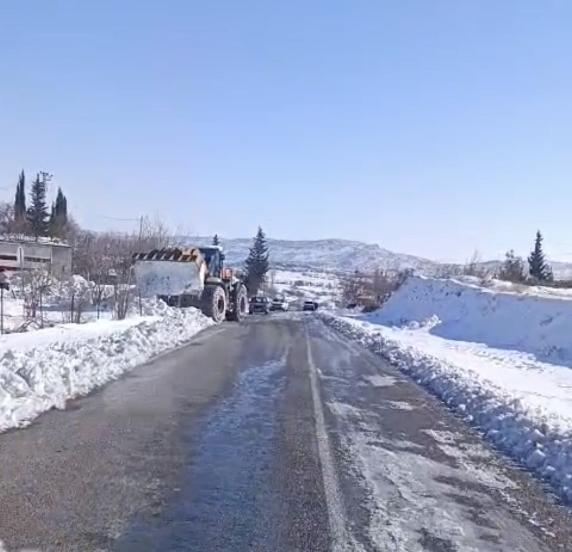 DİYARBAKIR'IN ÇERMİK İLÇESİNDE KAR YAĞIŞI NEDENİYLE KAPANAN BAĞLANTI YOLLARI ULAŞIMA...
