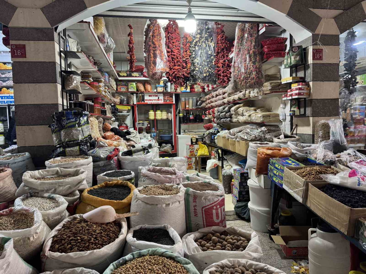 DİYARBAKIR'IN ÇERMİK İLÇESİNDE KAR YAĞIŞININ ARDINDAN VATANDAŞIN KURUYEMİŞE TALEBİ...