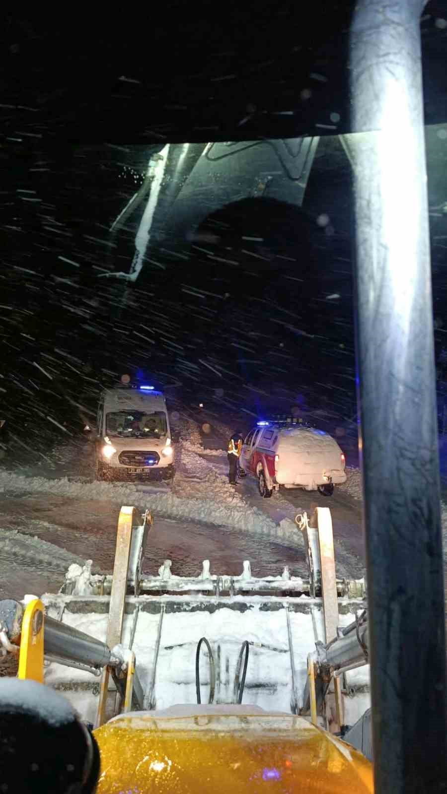 DİYARBAKIR'IN ÇERMİK İLÇESİNDE KARDA MAHSUR KALAN AMBULANS, ÇERMİK BELEDİYESİ YOL AÇMA EKİPLERİ...