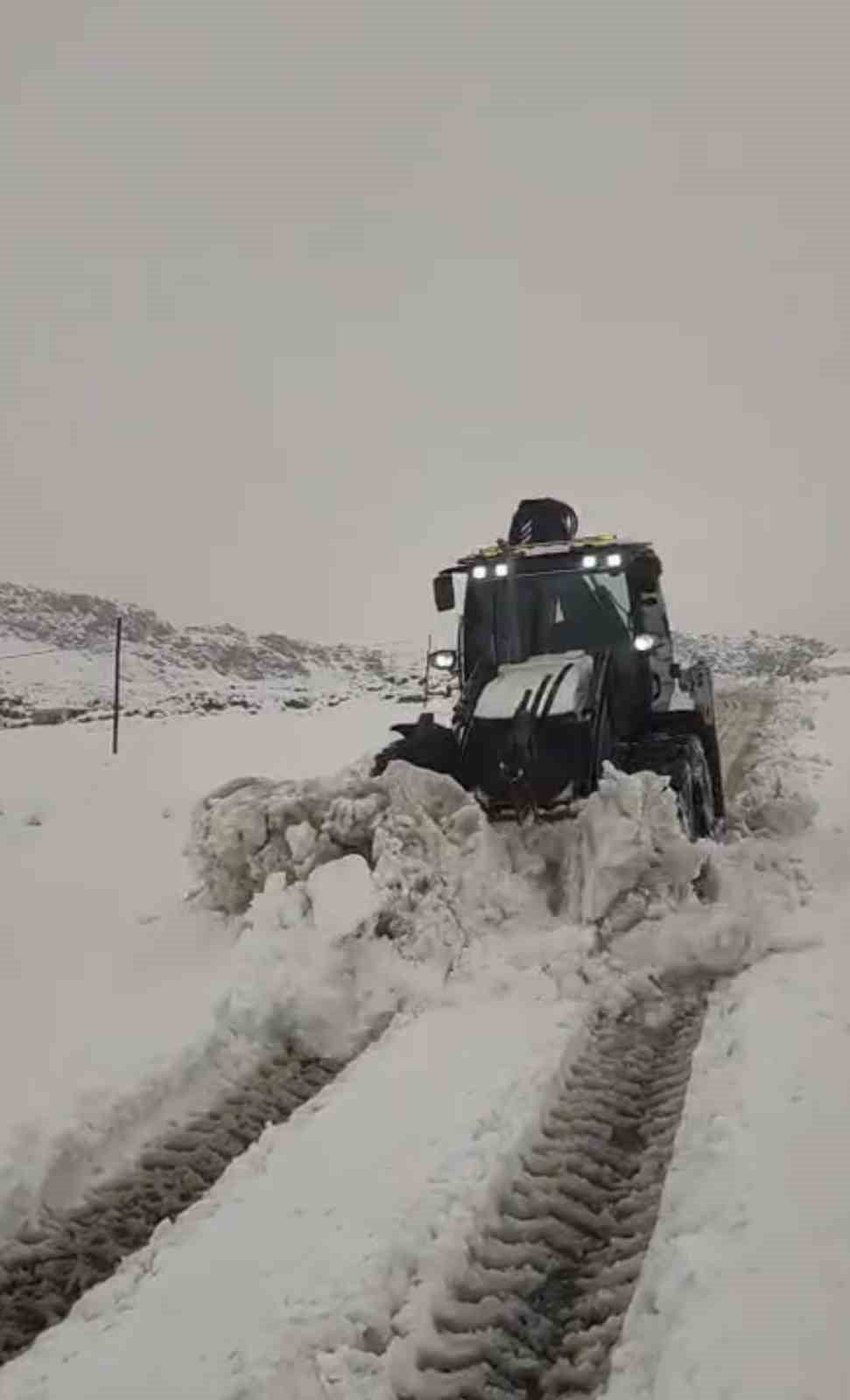 DİYARBAKIR'IN ÇERMİK İLÇESİNDE KARDAN DOLAYLI KAPANAN MAHALLE YOLLARI ULAŞIMA AÇILDI.