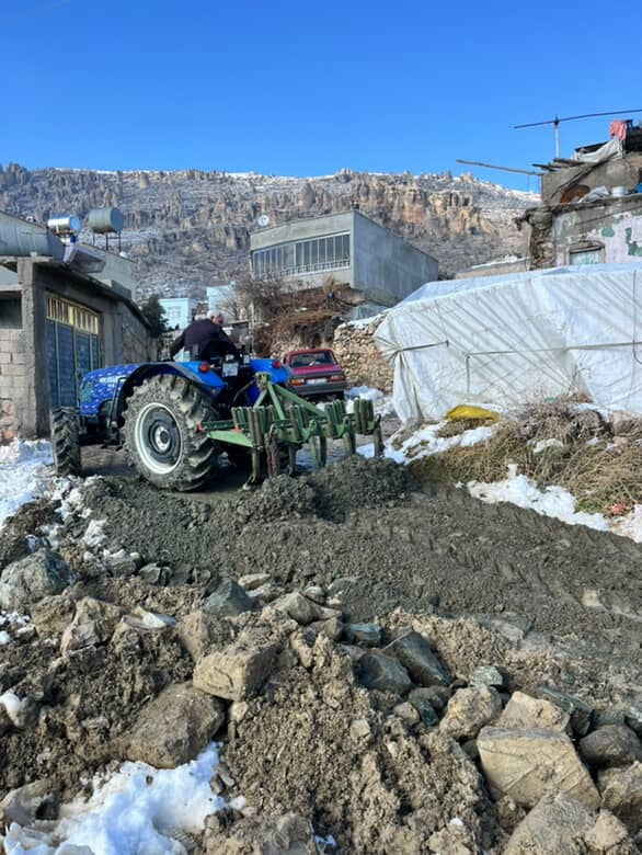 DİYARBAKIR'IN ÇERMİK İLÇESİNDE VATANDAŞLAR, BİR KISMI YAPILAMAYAN BOZUK YOLU EL ELE VERİP İMECE...