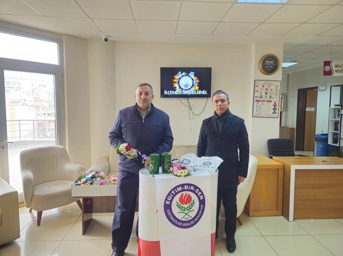 DİYARBAKIR'IN ÇERMİK İLÇESİNE ATANAN ÖĞRETMENLER, İLÇE MİLLİ EĞİTİM MÜDÜRLÜĞÜ BİNASINDA ÇİÇEKLERLE...