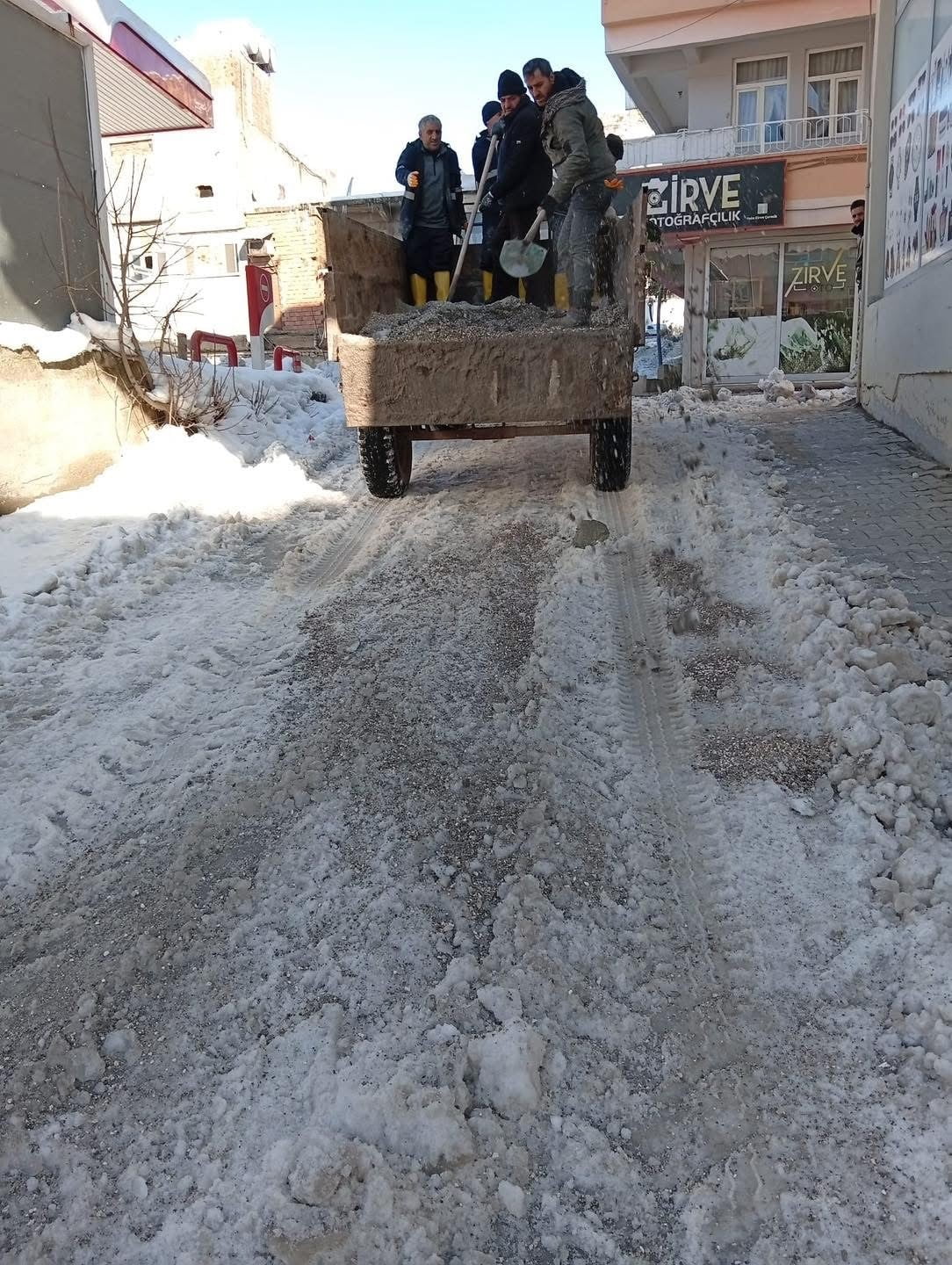 DİYARBAKIR'IN ÇERMİK İLESİNDE KAR YAĞIŞI SONRASI TEMİZLİK ÇALIŞMALAR YAPILMASIYLA HAYAT NORMALE...
