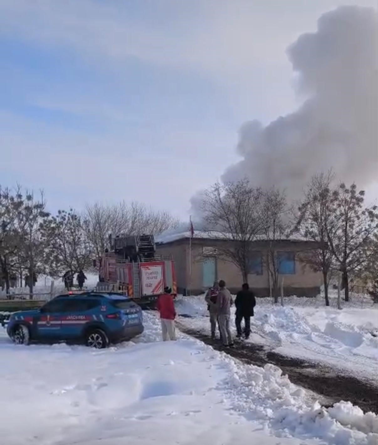 DİYARBAKIR'IN ÇINAR İLÇESİNDEKİ BİR OKULDA YAKILAN SOBA, ÇATIYA SIÇRADI. ÖĞRENCİLER TAHLİYE...