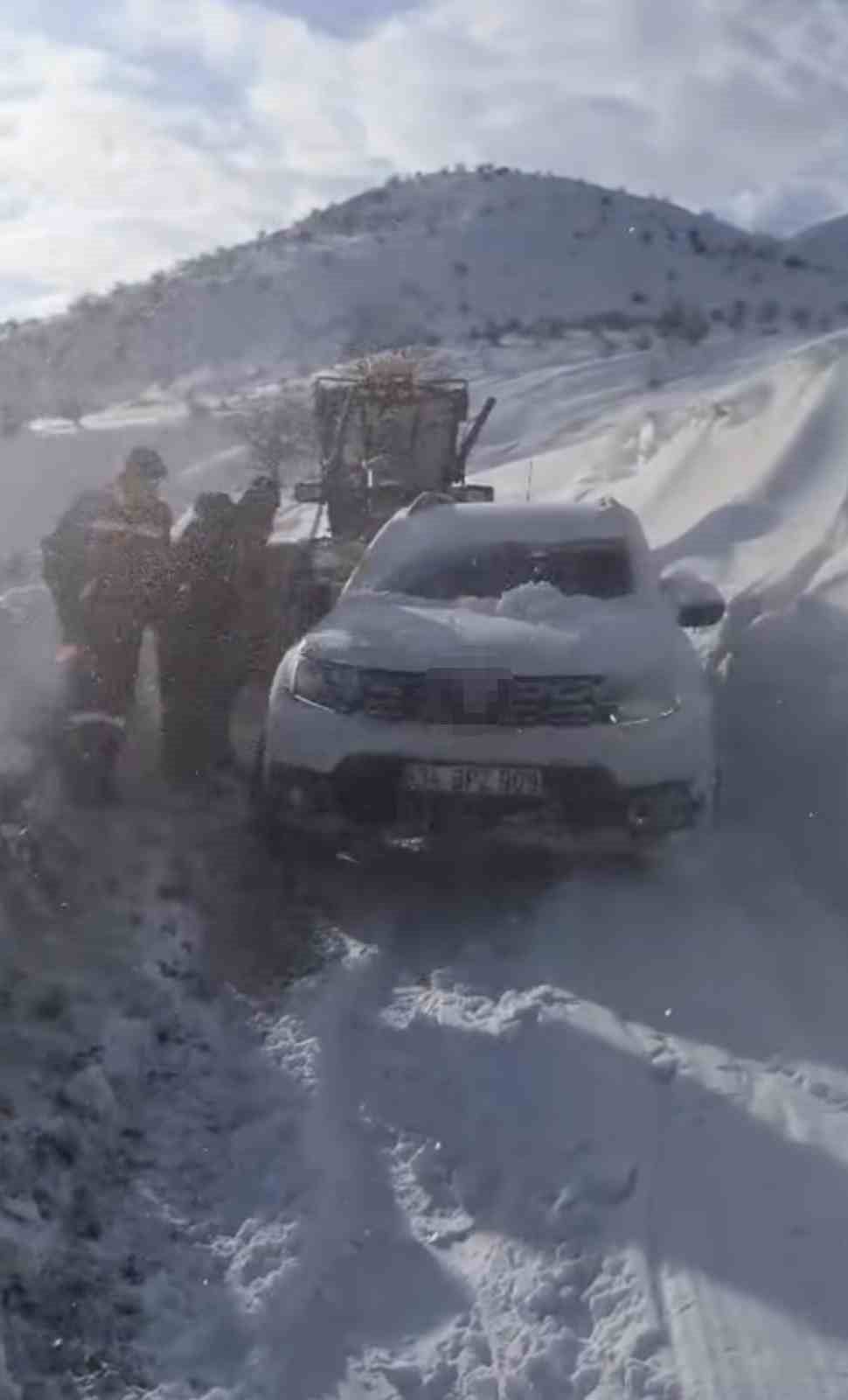 DİYARBAKIR'IN ÇÜNGÜŞ İLÇESİNDE HASTA NAKLİ YAPAN ARAÇ, İÇİNDE BULUNAN 4 YOLCUYLA BİRLİKTE KARDA...