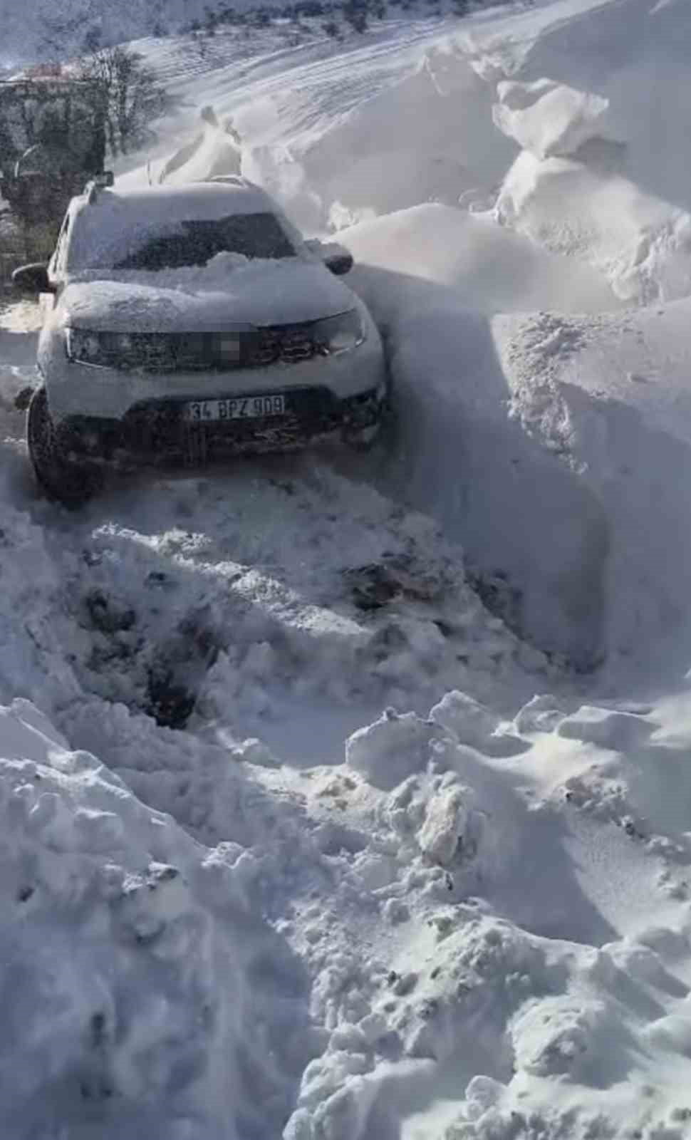 DİYARBAKIR'IN ÇÜNGÜŞ İLÇESİNDE HASTA NAKLİ YAPAN ARAÇ, İÇİNDE BULUNAN 4 YOLCUYLA BİRLİKTE KARDA...