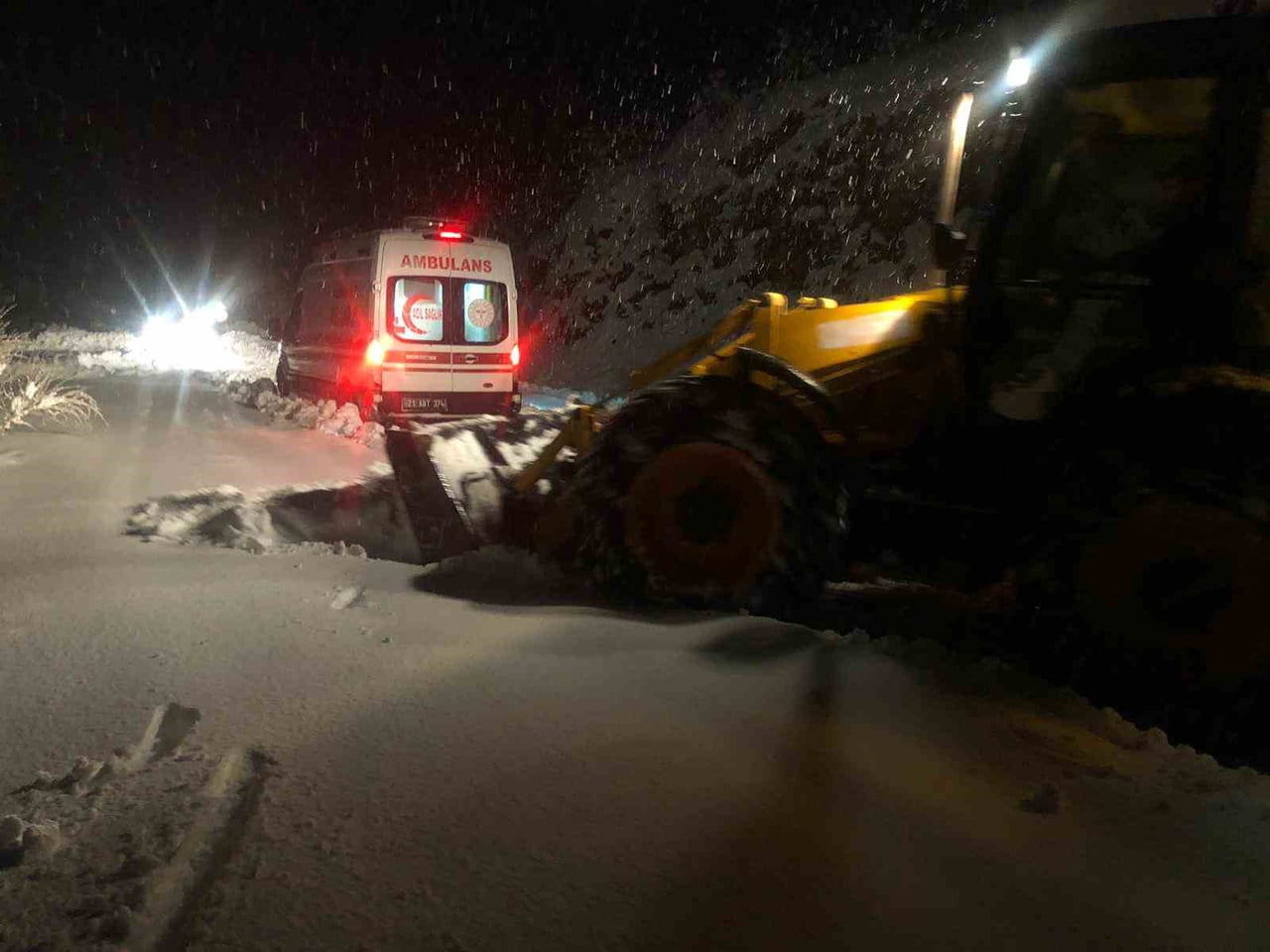 DİYARBAKIR'IN DİCLE İLÇESİNDE ETKİSİNİ GÖSTEREN KAR YAĞIŞI DURDU, İLÇE GENELİNDE YAPILAN KARLA...