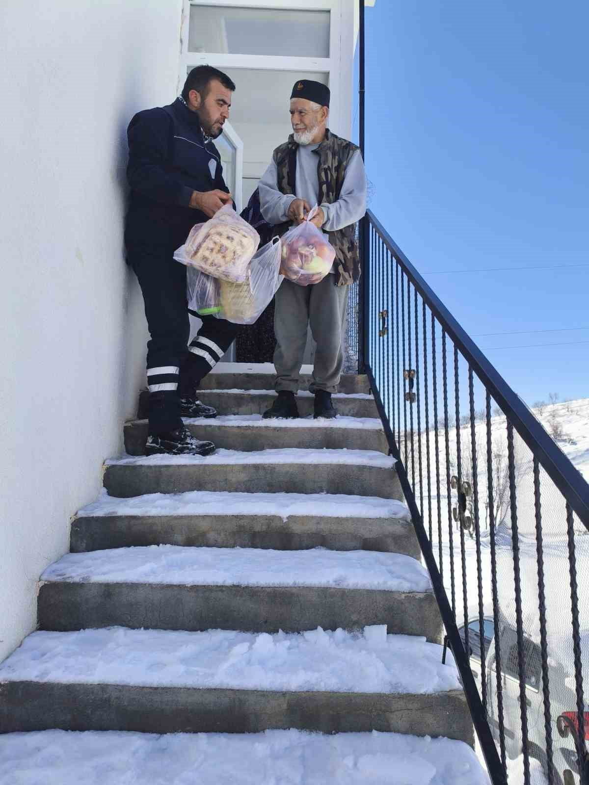 DİYARBAKIR'IN EĞİL İLÇESİNDE BELEDİYE PERSONELLERİ ERZAK SIKINTISI YAŞAYAN VATANDAŞLARIN...