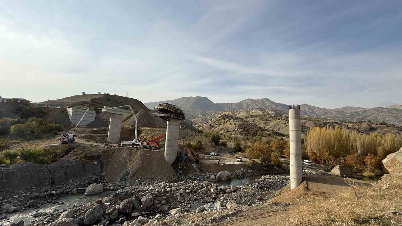 DİYARBAKIR'IN KULP İLÇESİNDE İNŞASI SÜREN VİYADÜKTE İSKELENİN ÇÖKMESİ SONUCU 4 İŞÇİNİN HAYATINI...