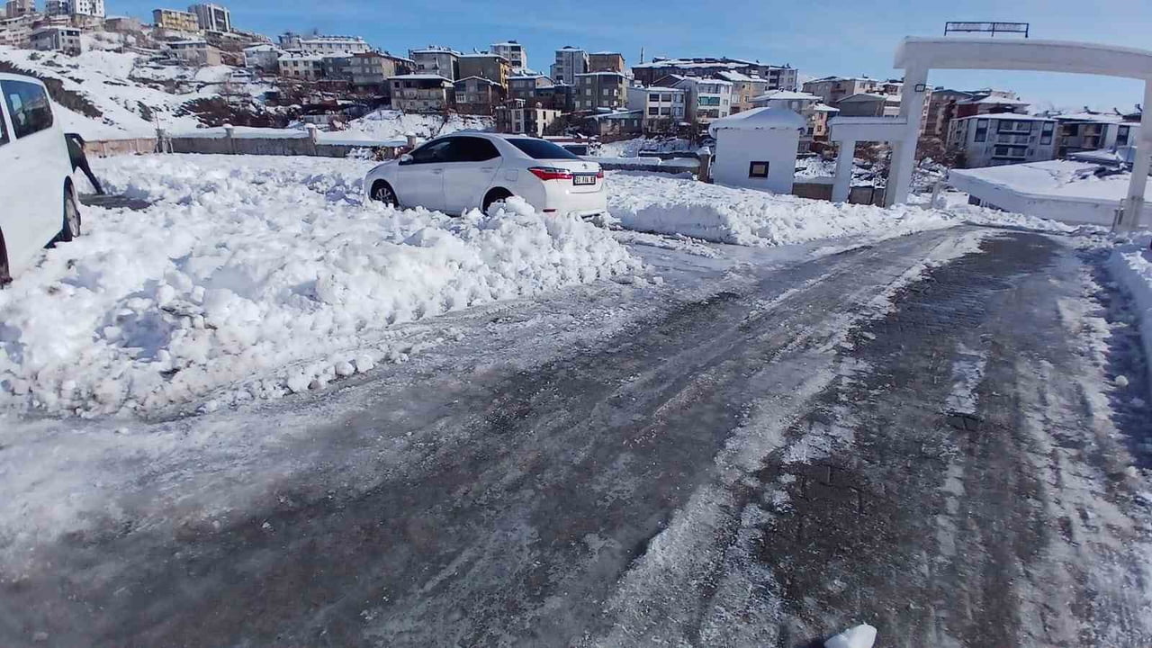 DİYARBAKIR'IN KULP İLÇESİNDE KAR YAĞIŞININ ARDINDAN DONDURUCU HAVA ETKİLİ OLDU.