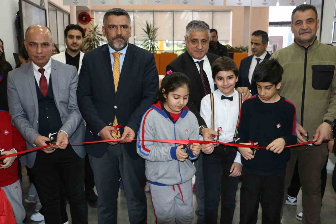 DİYARBAKIR BAHÇEŞEHİR KOLEJİ ÖĞRENCİLERİ TARAFINDAN ‘GAZETECİLER GÜNÜ SERGİSİ VE BULUŞMASI’...