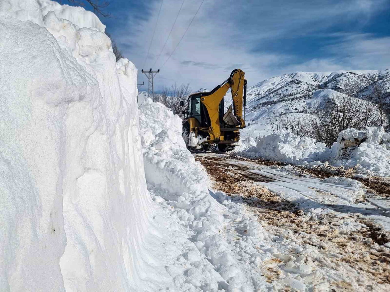 DİYARBAKIR BÜYÜKŞEHİR BELEDİYESİ, 29 ARALIK’TA BAŞLAYAN KAR YAĞIŞININ ARDINDAN KIRSAL MAHALLELERDE...