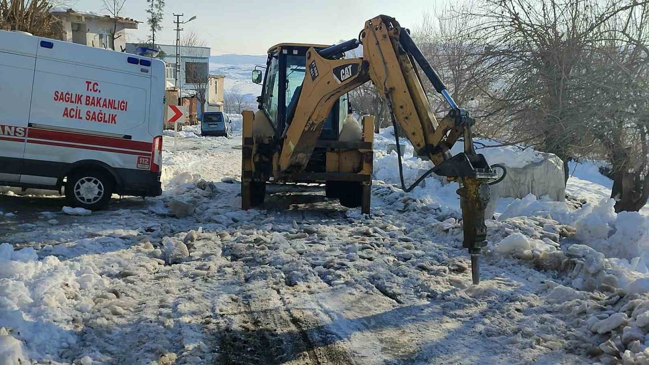 DİYARBAKIR BÜYÜKŞEHİR BELEDİYESİ EKİPLERİ, YOĞUN BUZLANMA NEDENİYLE YOLDA MAHSUR KALAN AMBULANSA...