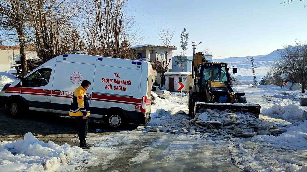 DİYARBAKIR BÜYÜKŞEHİR BELEDİYESİ EKİPLERİ, YOĞUN BUZLANMA NEDENİYLE YOLDA MAHSUR KALAN AMBULANSA...