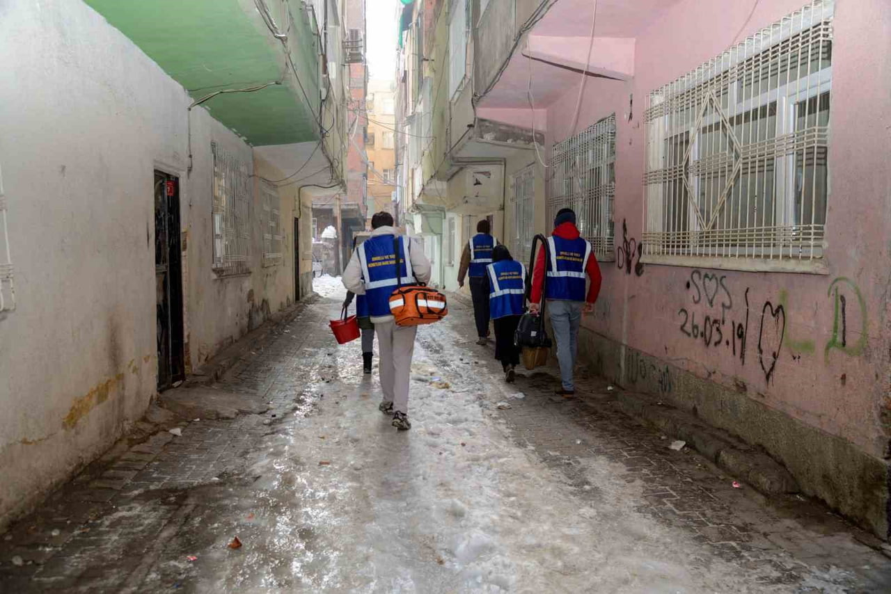 DİYARBAKIR BÜYÜKŞEHİR BELEDİYESİ, ETKİSİNİ ARTIRAN YOĞUN KIŞ KOŞULLARINA RAĞMEN İLERİ YAŞTAKİ...