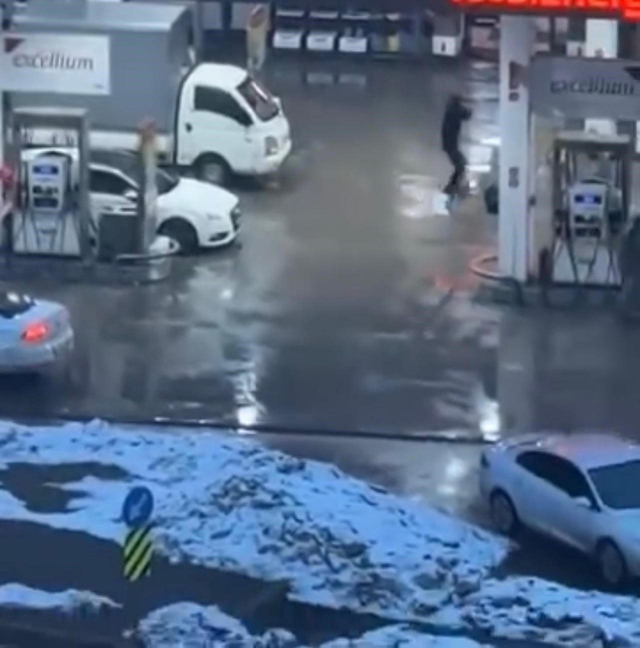 DİYARBAKIR’DA BİR BENZİN İSTASYONUNDA ÇIKAN SİLAHLI KAVGADA 2 KİŞİ YARALANDI. KURŞUNLARIN DEPOLARA...